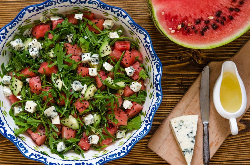 Салат из арбуза с голубым сыром